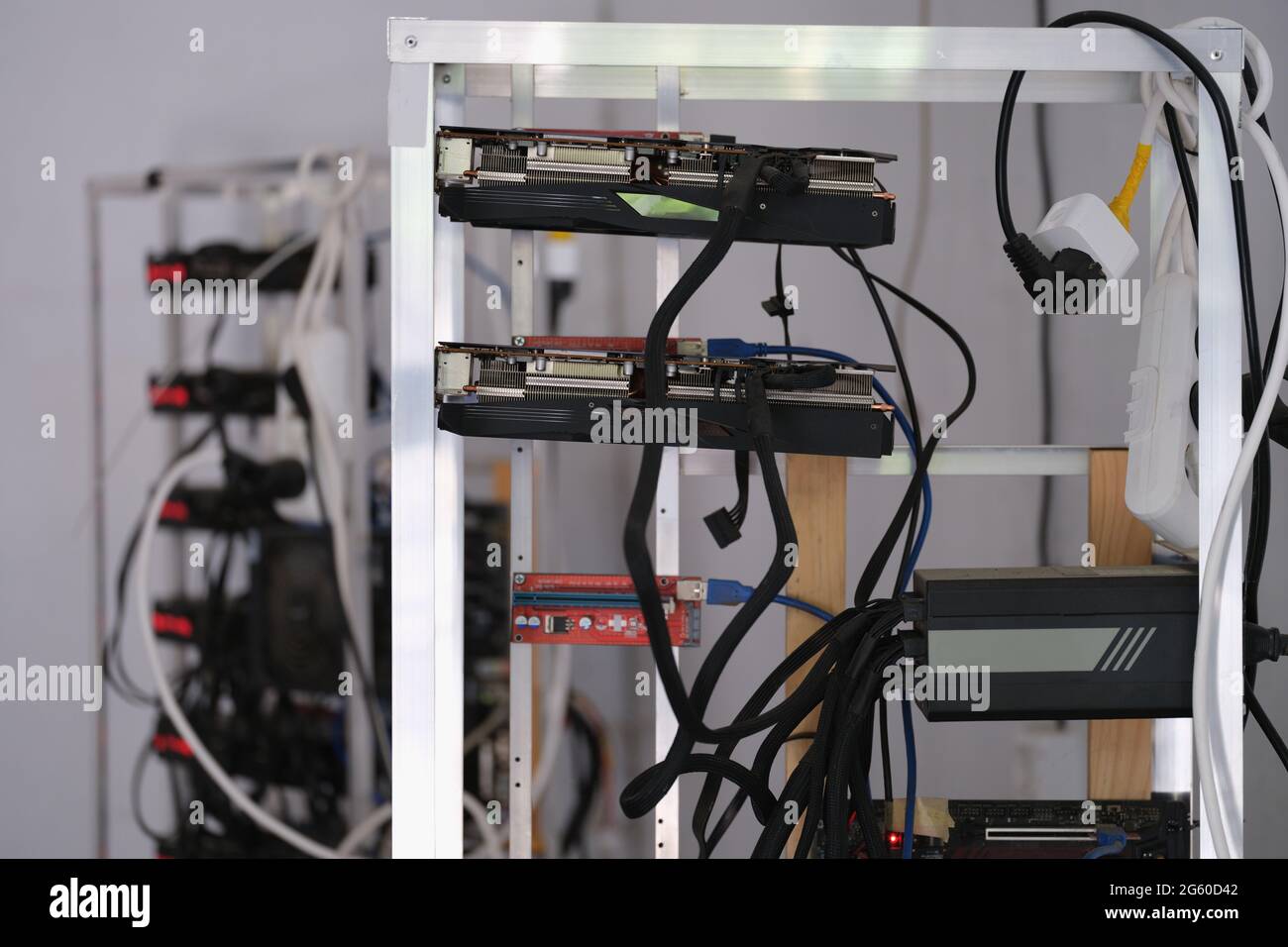 Viele Videokarten werden zur Nahaufnahme von Kryptowährungen in einer Bergbaufarm zusammengebaut Stockfoto