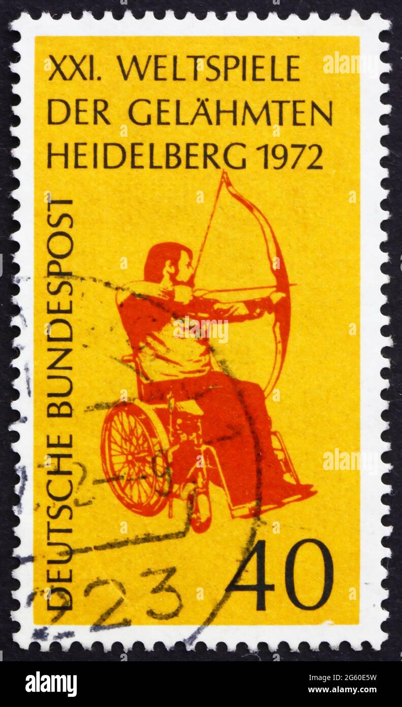 DEUTSCHLAND - UM 1972: Eine in Deutschland gedruckte Marke zeigt Archer in Wheelchair, 21. Stoke-Mandeville-Spiele für Gelähmte, Heidelberg, um 1972 Stockfoto