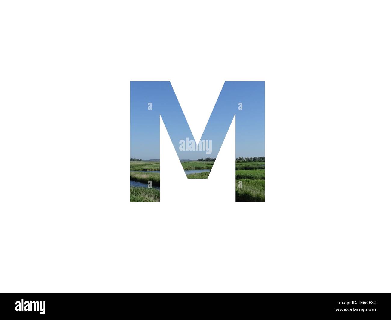Buchstabe M des Alphabets mit Landschaft mit Gras, Strom und einem blauen Himmel Stockfoto
