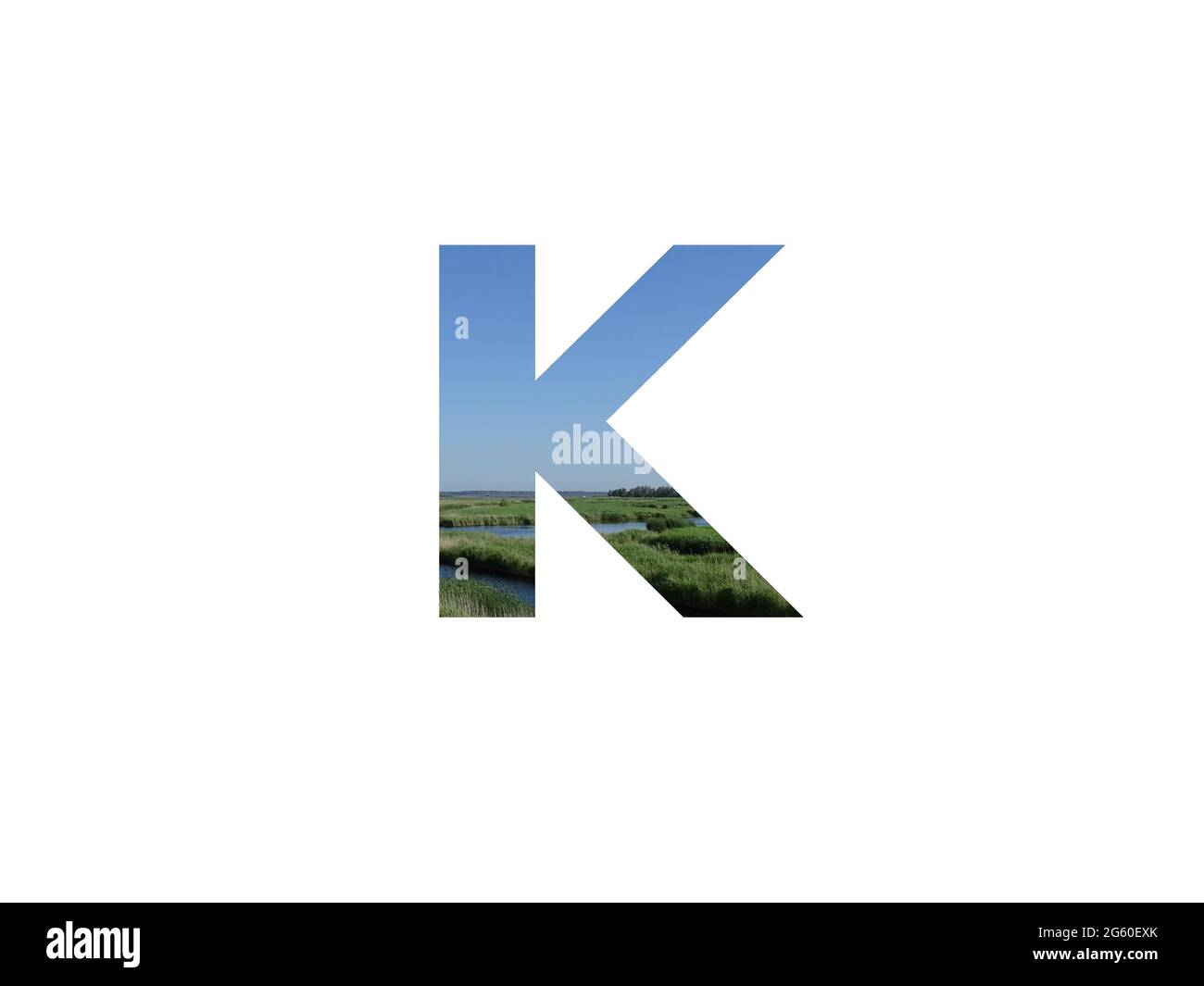 Buchstabe K des Alphabets mit Landschaft mit Gras, Strom und einem blauen Himmel gemacht Stockfoto