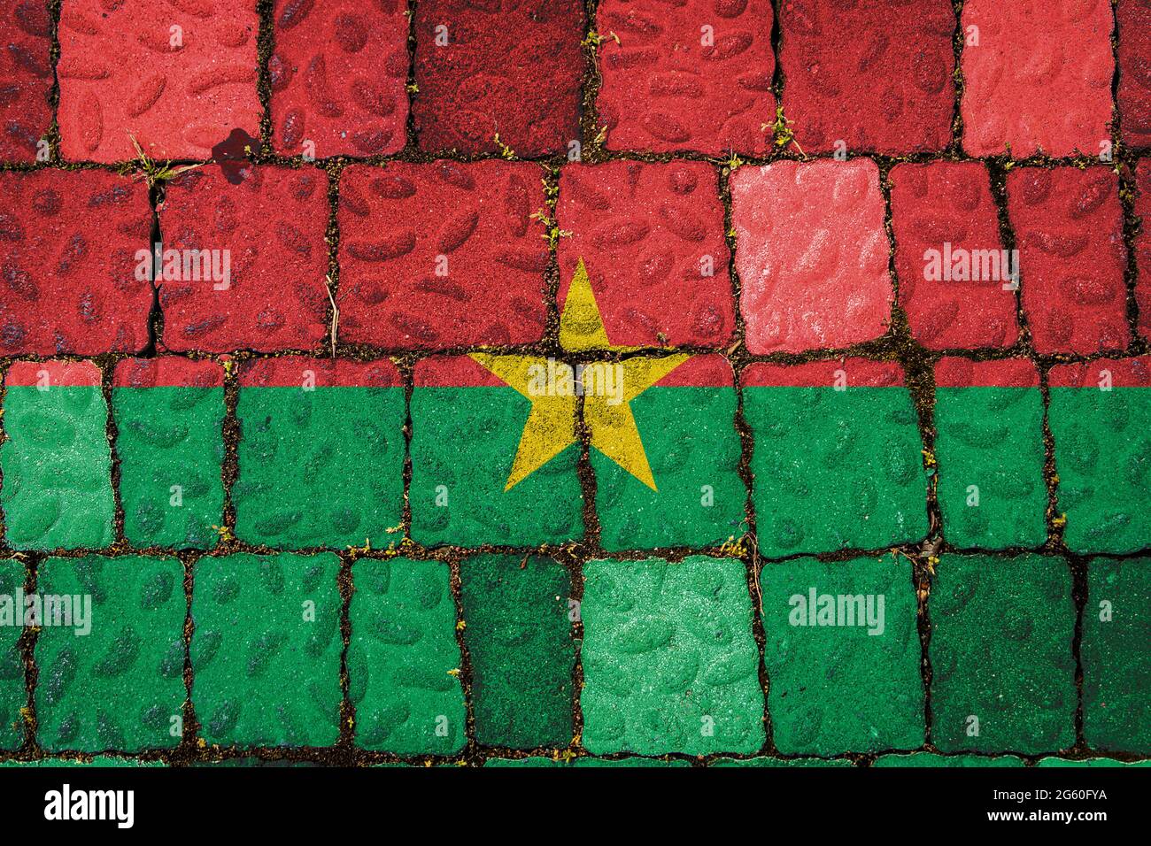 Nationalflagge von Burkino Faso auf Steinmauer Hintergrund. Flag Banner auf Stein Textur Hintergrund. Stockfoto