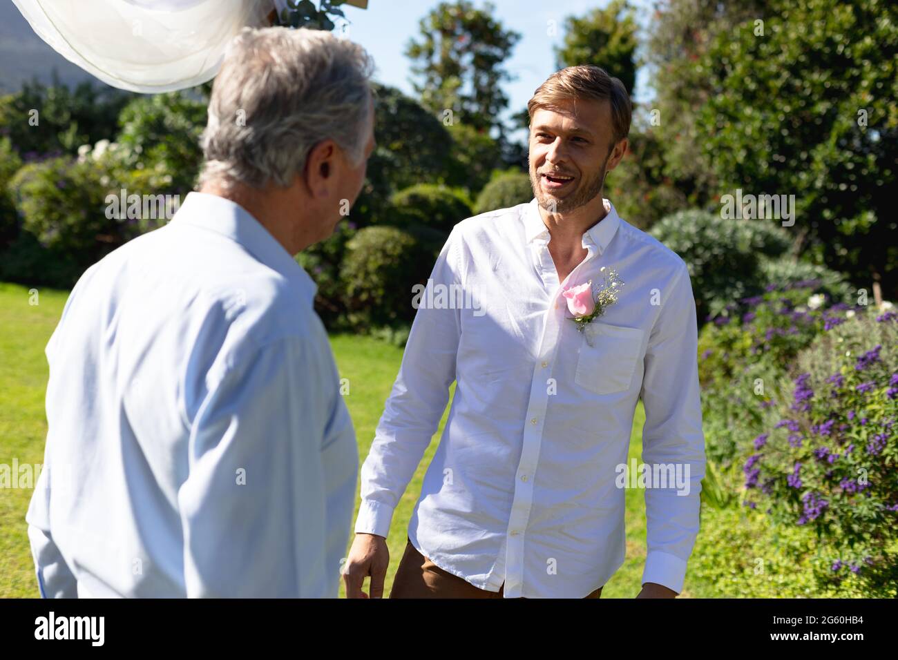 Kaukasischer Bräutigam heiratet und spricht mit dem Hochzeitsoffizier Stockfoto