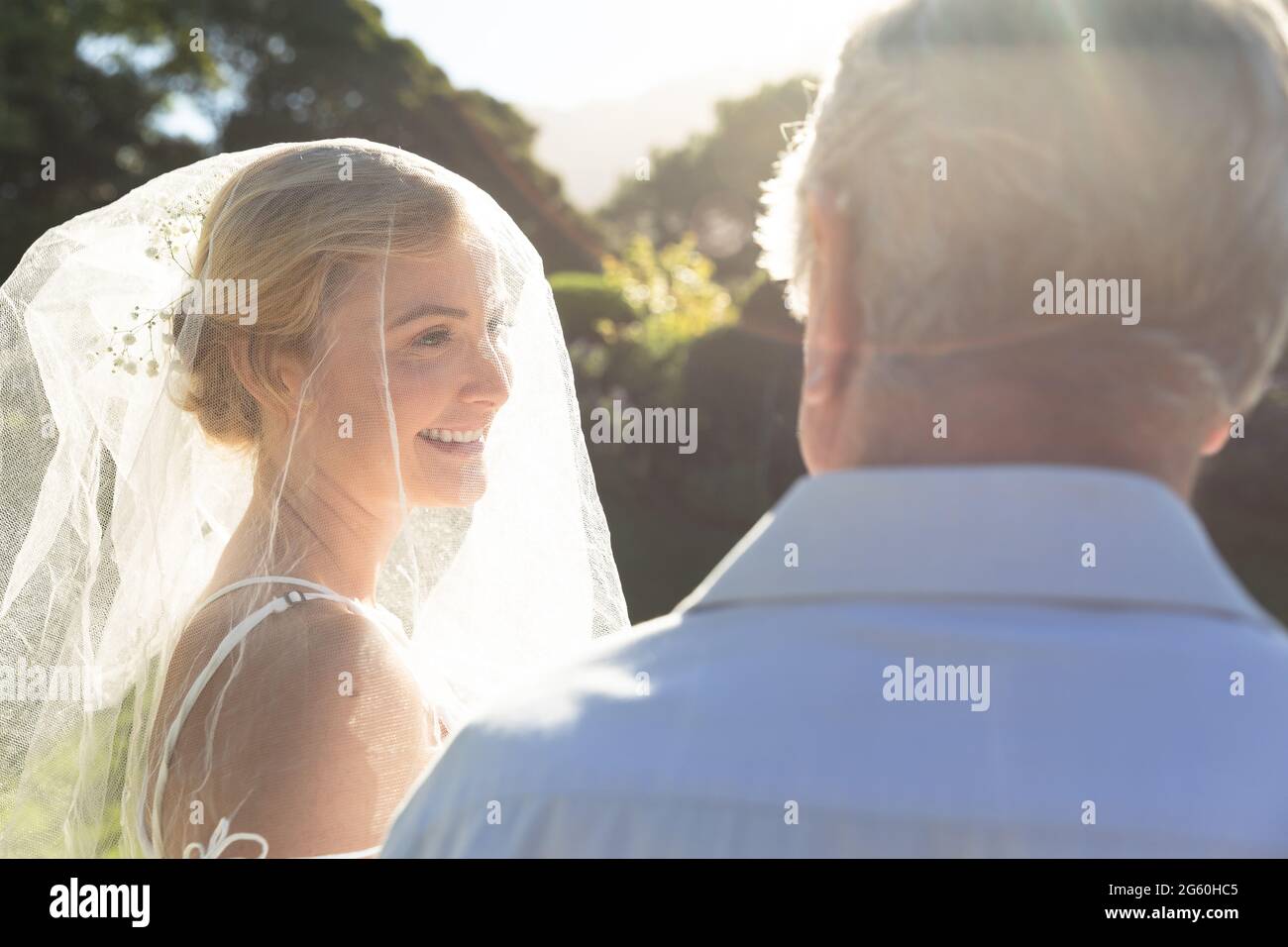 Glückliche kaukasische Braut lächelnd, heiraten und Hochzeitsoffizier Stockfoto