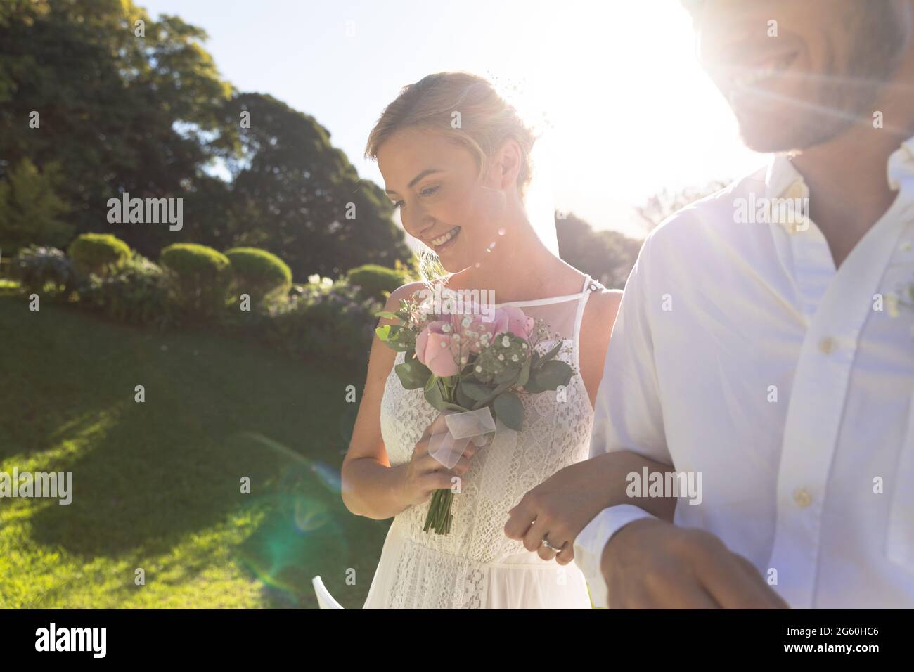 Glückliche kaukasische Braut und Bräutigam heiraten und lächeln Stockfoto