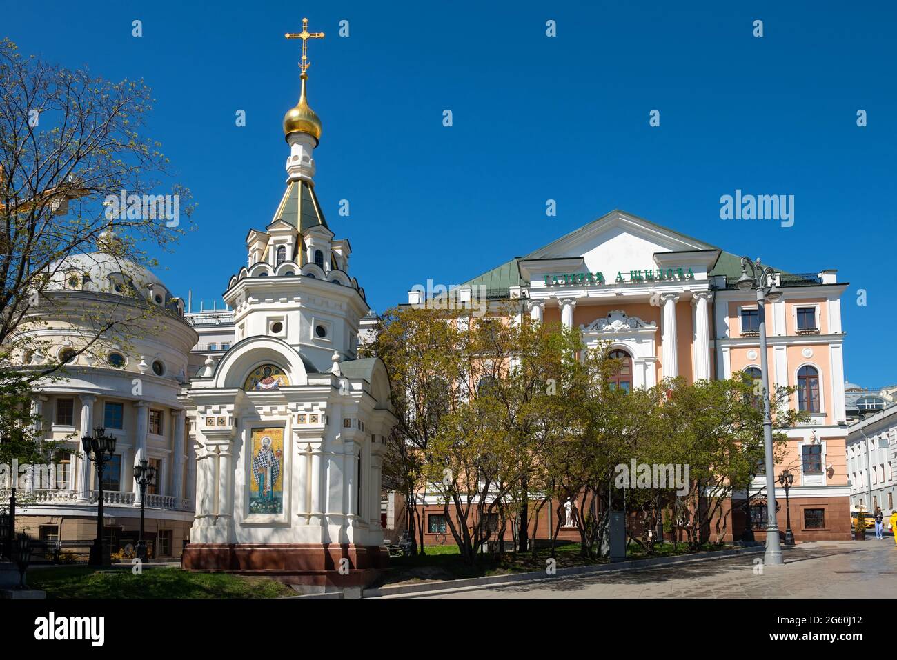 Moskau, Russland - 10. Mai 2021: Kapelle des heiligen Nikolaus des Wundertäters und der Moskauer Staatlichen Kunstgalerie des Volkskünstlers der UdSSR A. Shilov auf Zn Stockfoto