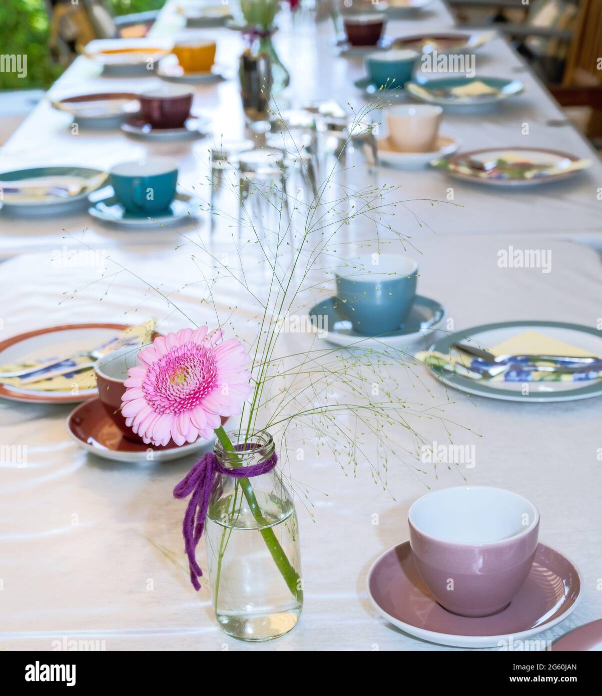 Dekorierter Tisch für eine Geburtstagsfeier Stockfoto