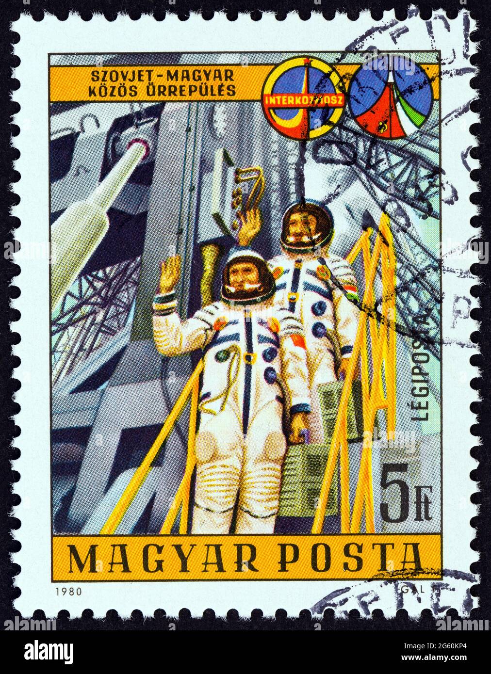 UNGARN - UM 1980: Eine in Ungarn gedruckte Briefmarke, die für das sowjetisch-ungarische Raumfahrtprogramm Interkosmos ausgegeben wurde, zeigt sowjetische und ungarische Kosmonauten. Stockfoto