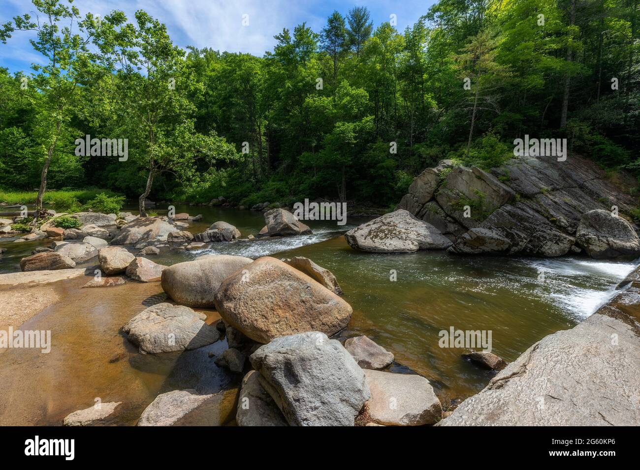 Geologie, Wald und Wasserfall können entlang des Elk River im Pisgah National Forest in North Carolina gesehen werden. Stockfoto