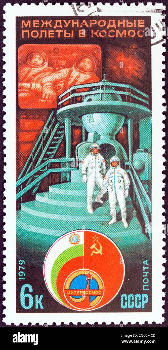 UdSSR - UM 1979: Eine in der UdSSR gedruckte Marke aus der Ausgabe "Sowjetisch-Bulgarischer Raumfahrt" zeigt Kosmonauten im Juri Gagarin Training Center. Stockfoto