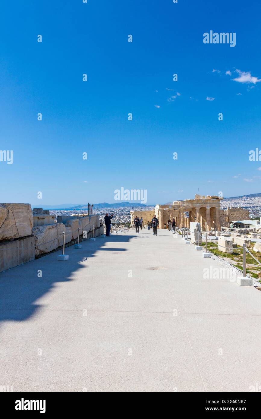 Der neue und recht umstrittene Betonweg, der vor kurzem auf dem Akropolis-Hügel, direkt neben dem Parthenon-Tempel, errichtet wurde. Stockfoto