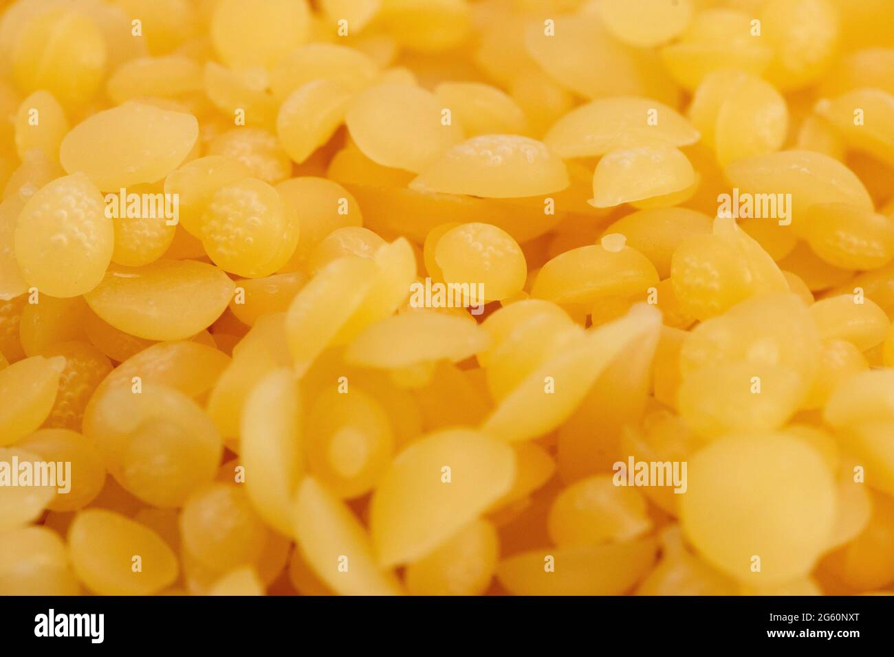 Ein Hintergrund der Natürliche gelbe Bienenwachs Perlen Stockfoto