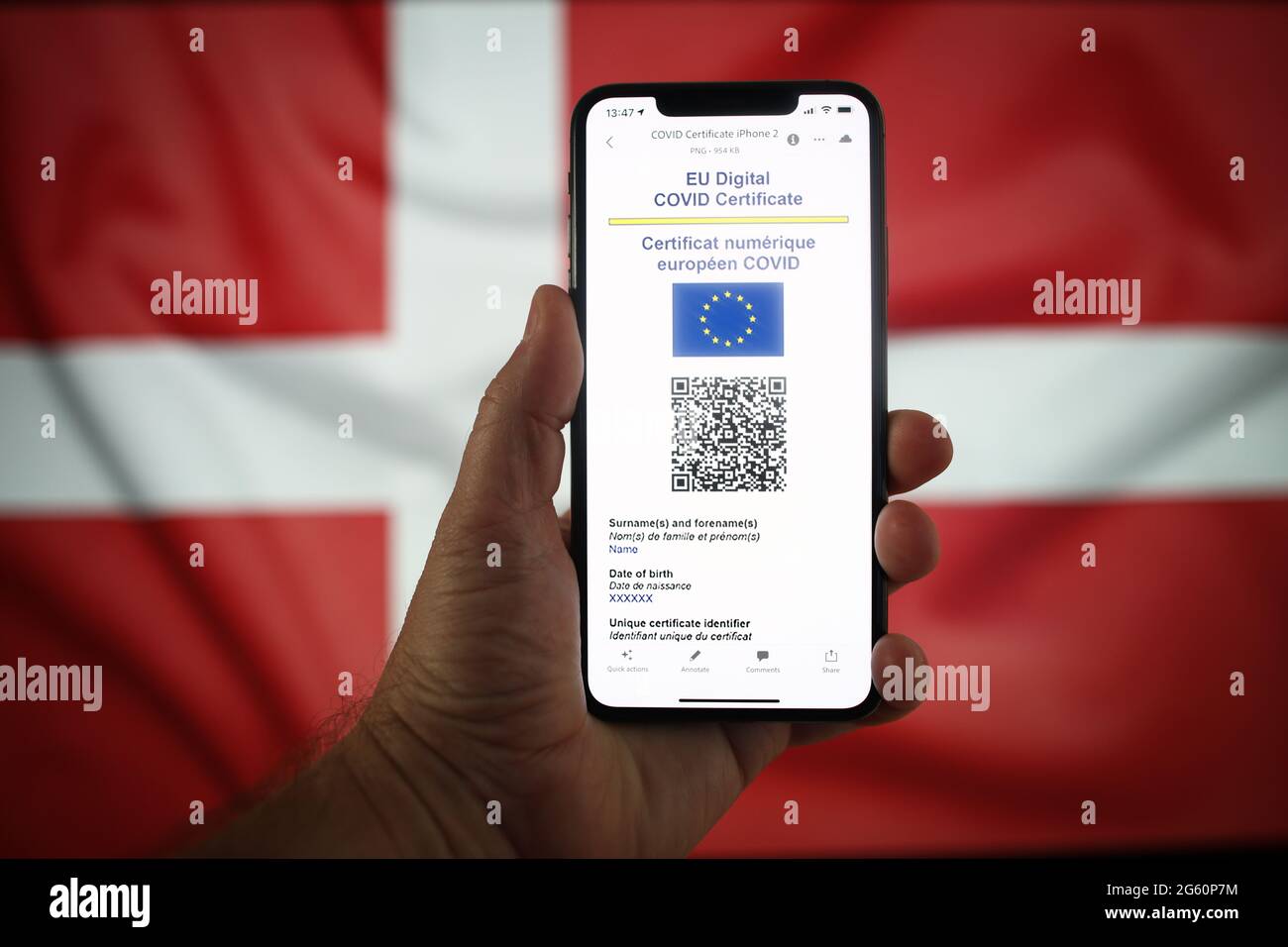 Warschau, Pl. Juli 2021. In dieser Abbildung am 1. Juli 2021 in Warschau, Polen, ist ein EU-COVID-Zertifikat auf einem mobilen Gerät mit einer dänischen Flagge im Hintergrund zu sehen. Das EU-COVID-Zertifikat, ein Dokument in digitaler oder analoger Form, das es vollständig geimpften Personen ermöglicht, in alle 27 EU-Mitgliedstaaten zu reisen, wird seit dem 1. Juli zur Verfügung gestellt. (Foto von Jaap Arriens/Sipa USA) Quelle: SIPA USA/Alamy Live News Stockfoto