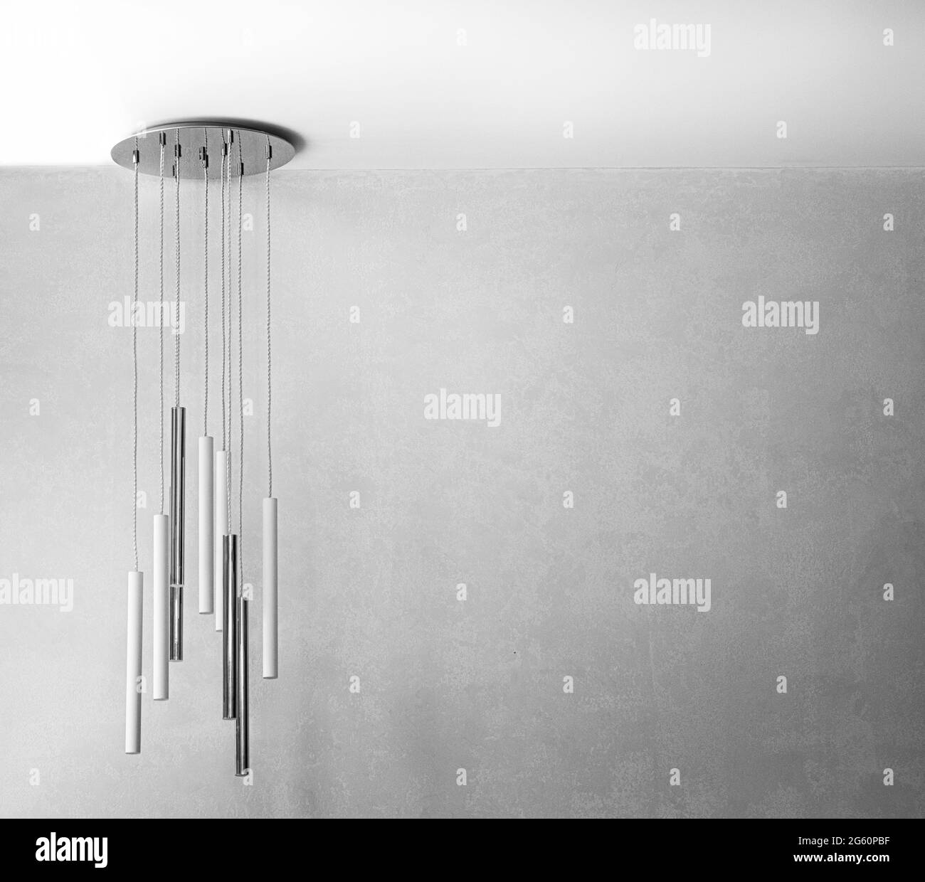 Aufgehängte moderne Lampe an einer Wand. Stockfoto