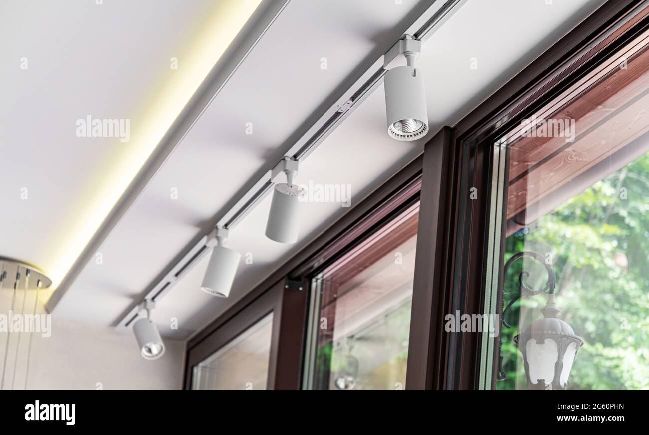 Moderne Lampen unter der Decke Stockfotografie - Alamy