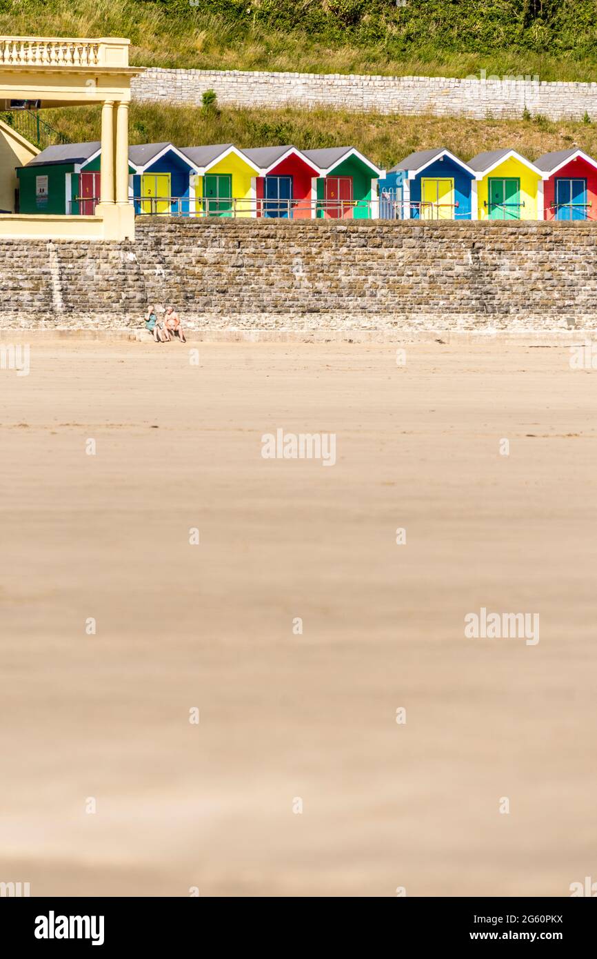 Aufgrund der Covid-19-Sperre ist der Strand auf Barry Island fast menschenleer, obwohl es ein sonniger Frühlingsurlaub ist Stockfoto