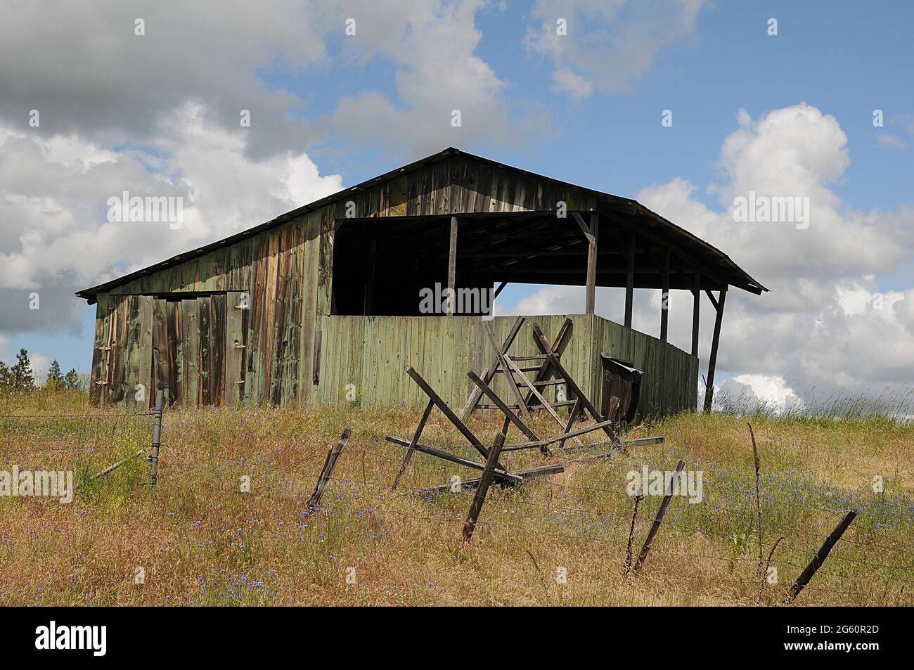 southwick/Nez Perce County/Idaho/USA. 23.Juni 2018.-Alte Scheunen und Autos und Picknicks als Müll oder Kunst oder alte Geschichte der Vereinigten Staaten von Amerika. Und o Stockfoto