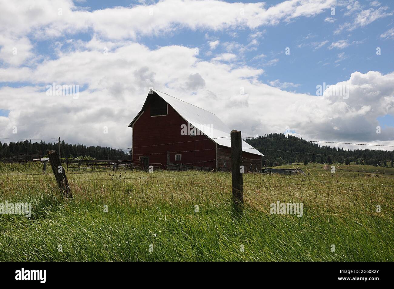 southwick/Nez Perce County/Idaho/USA. 23.Juni 2018.-Alte Scheunen und Autos und Picknicks als Müll oder Kunst oder alte Geschichte der Vereinigten Staaten von Amerika. Und o Stockfoto
