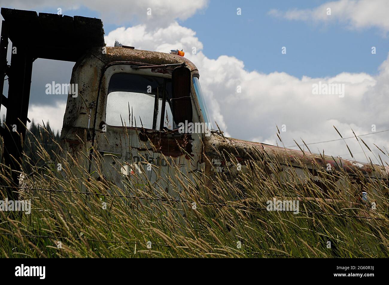 southwick/Nez Perce County/Idaho/USA. 23.Juni 2018.-Alte Scheunen und Autos und Picknicks als Müll oder Kunst oder alte Geschichte der Vereinigten Staaten von Amerika. Und o Stockfoto