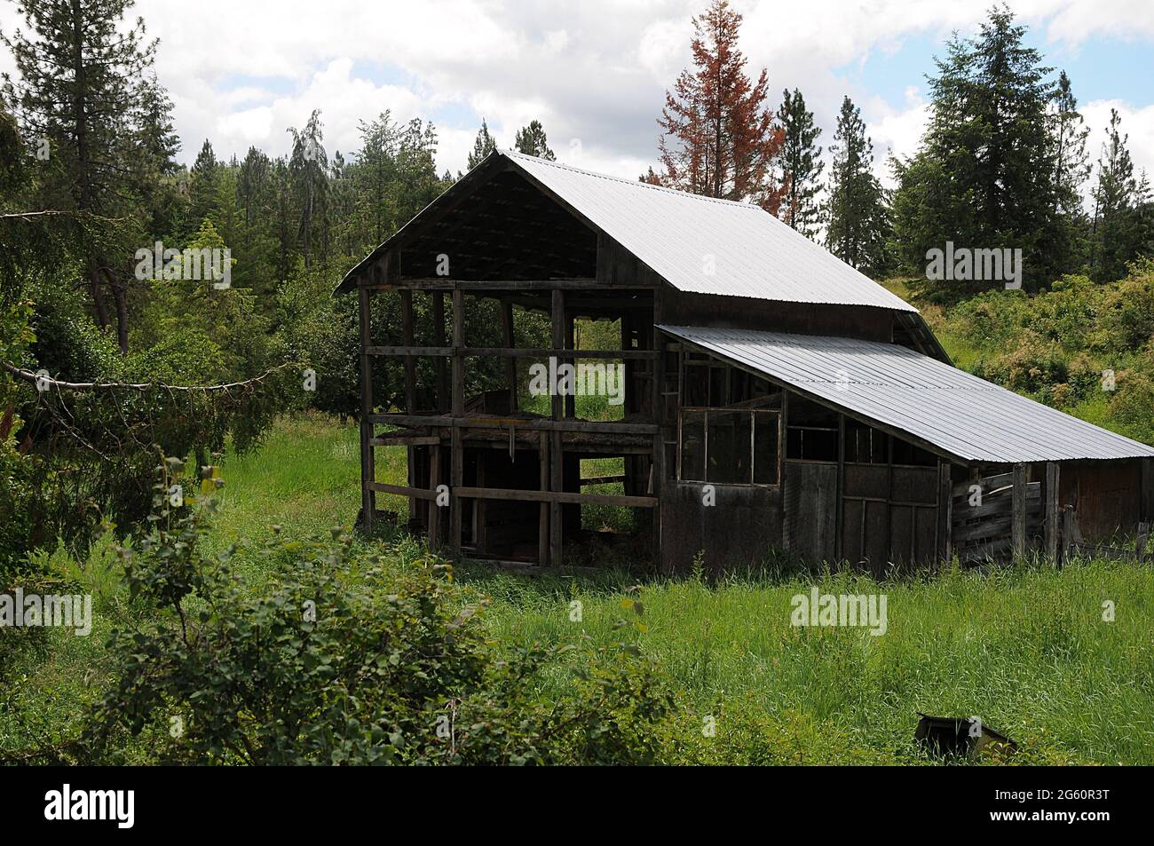 southwick/Nez Perce County/Idaho/USA. 23.Juni 2018.-Alte Scheunen und Autos und Picknicks als Müll oder Kunst oder alte Geschichte der Vereinigten Staaten von Amerika. Und o Stockfoto