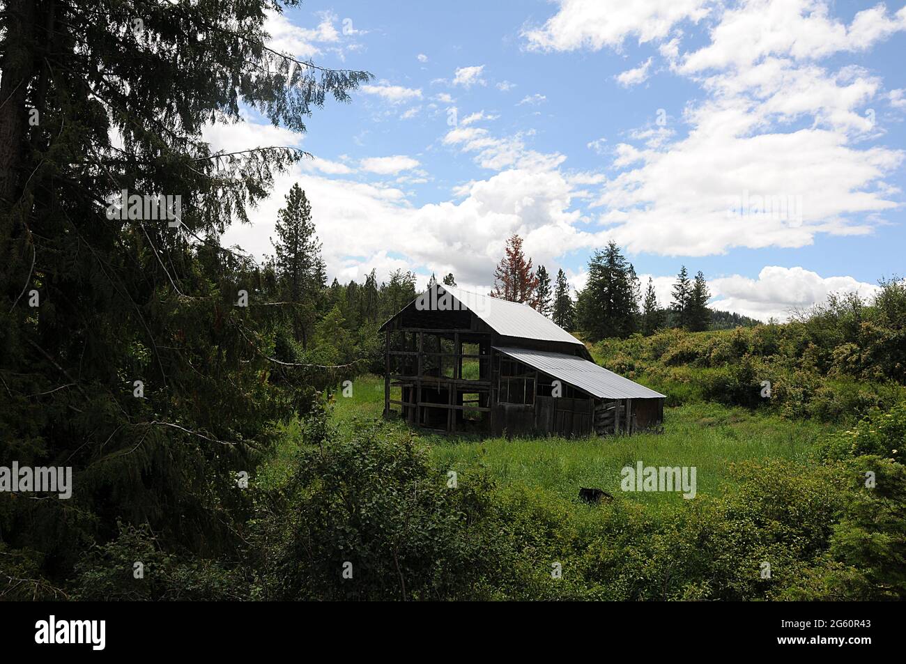 southwick/Nez Perce County/Idaho/USA. 23.Juni 2018.-Alte Scheunen und Autos und Picknicks als Müll oder Kunst oder alte Geschichte der Vereinigten Staaten von Amerika. Und o Stockfoto