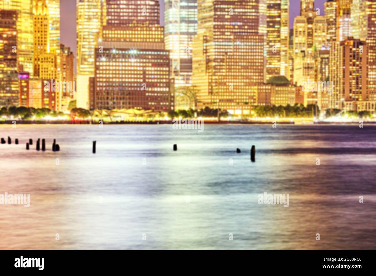 Unschärfes Bild vom Hafengebiet von Manhattan bei Nacht, abstrakter urbaner Hintergrund, New York City, USA. Stockfoto