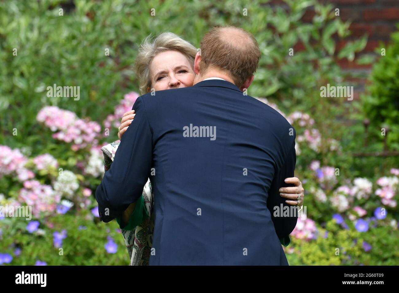 Der Herzog von Sussex begrüßt Julia Samuel, die Gründerin von Child Trauavement UK, vor der Enthüllung einer Statue seiner Mutter Diana, Prinzessin von Wales, im versunkenen Garten im Kensington Palace, London, zu ihrem 60. Geburtstag. Bilddatum: Donnerstag, 1. Juli 2021. Stockfoto