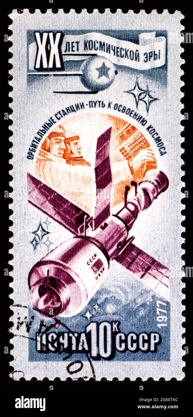 RUSSLAND, UdSSR - UM 1977: Eine Briefmarke aus der UdSSR, die Interkosmos 20 Jahre Weltraumzeit zeigt Stockfoto