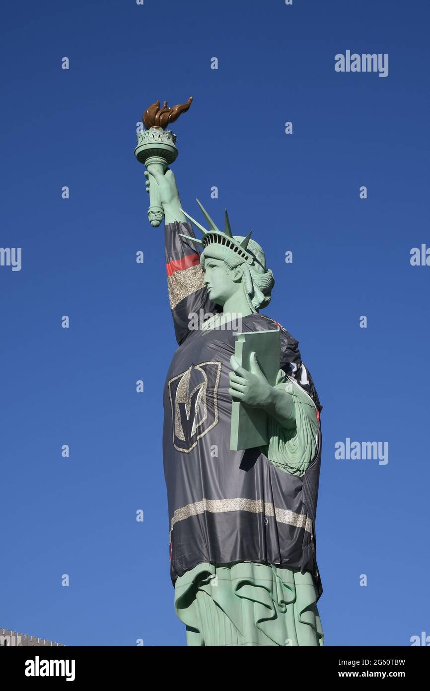 Las Vegas /Nevada /USA/k 01.Juni 2018 Lady Liberty istatue in Las vegas wird Trikot mit Sing V wird Vegas Golden Kinghts Fan NHL-. Stockfoto