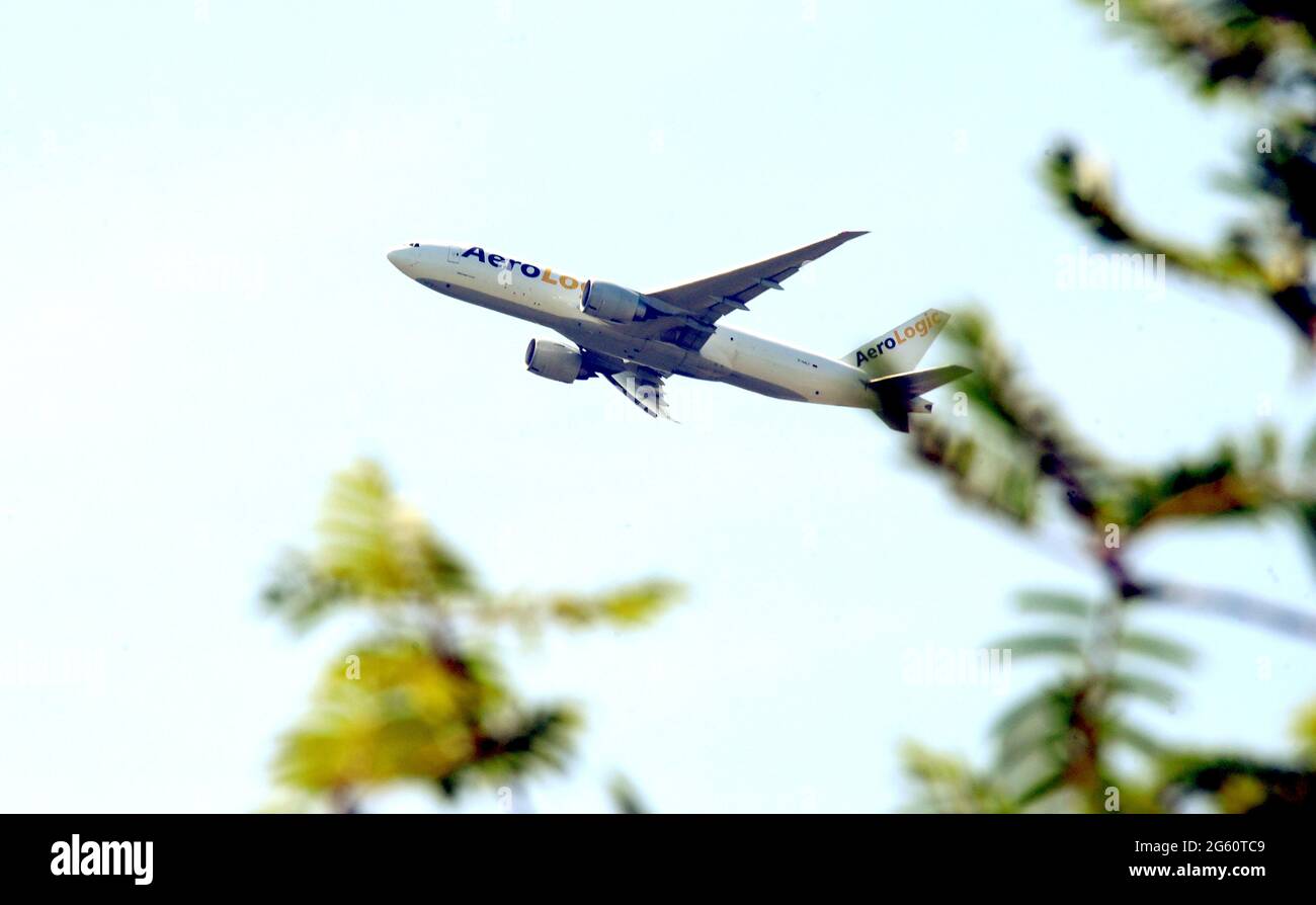 Schkeuditz, Deutschland. Juni 2021. Ein AeroLogic-Flugzeug hebt vom Flughafen Leipzig-Halle ab. AeroLogic ist eine deutsche Frachtfluggesellschaft mit Hauptsitz in Schkeuditz und einem Stützpunkt am Flughafen Leipzig/Halle. Es ist ein Joint Venture zwischen DHL und Lufthansa Cargo. Quelle: Waltraud Grubitzsch/dpa-Zentralbild/ZB/dpa/Alamy Live News Stockfoto