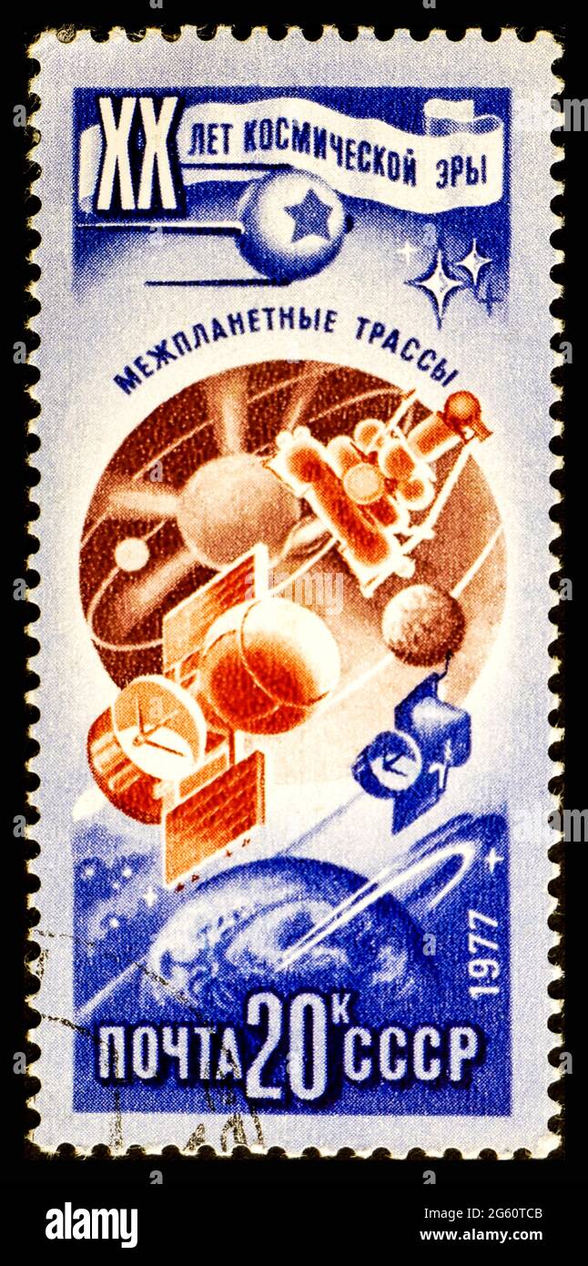 RUSSLAND, UdSSR - UM 1977: Eine Briefmarke aus der UdSSR, die Interkosmos 20 Jahre Weltraumzeit zeigt Stockfoto