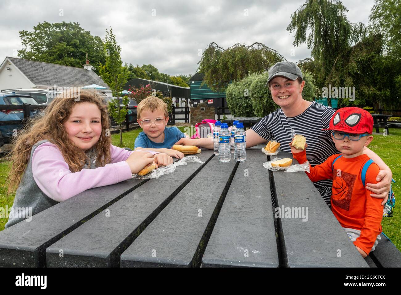 Liscarroll, Co. Cork, Irland. Juli 2021. Das Donkey Sanctuary in Liscarroll wurde heute wiedereröffnet, nachdem es seit März 2020 für die Öffentlichkeit geschlossen wurde. Das Heiligtum war ausgebucht für Besucher, die alle gerne mit den Eseln waren. Am Heiligtum waren Lilly, Billy, Ciara und Leo Maune aus Askeaton, Co. Limerick. Quelle: AG News/Alamy Live News Stockfoto