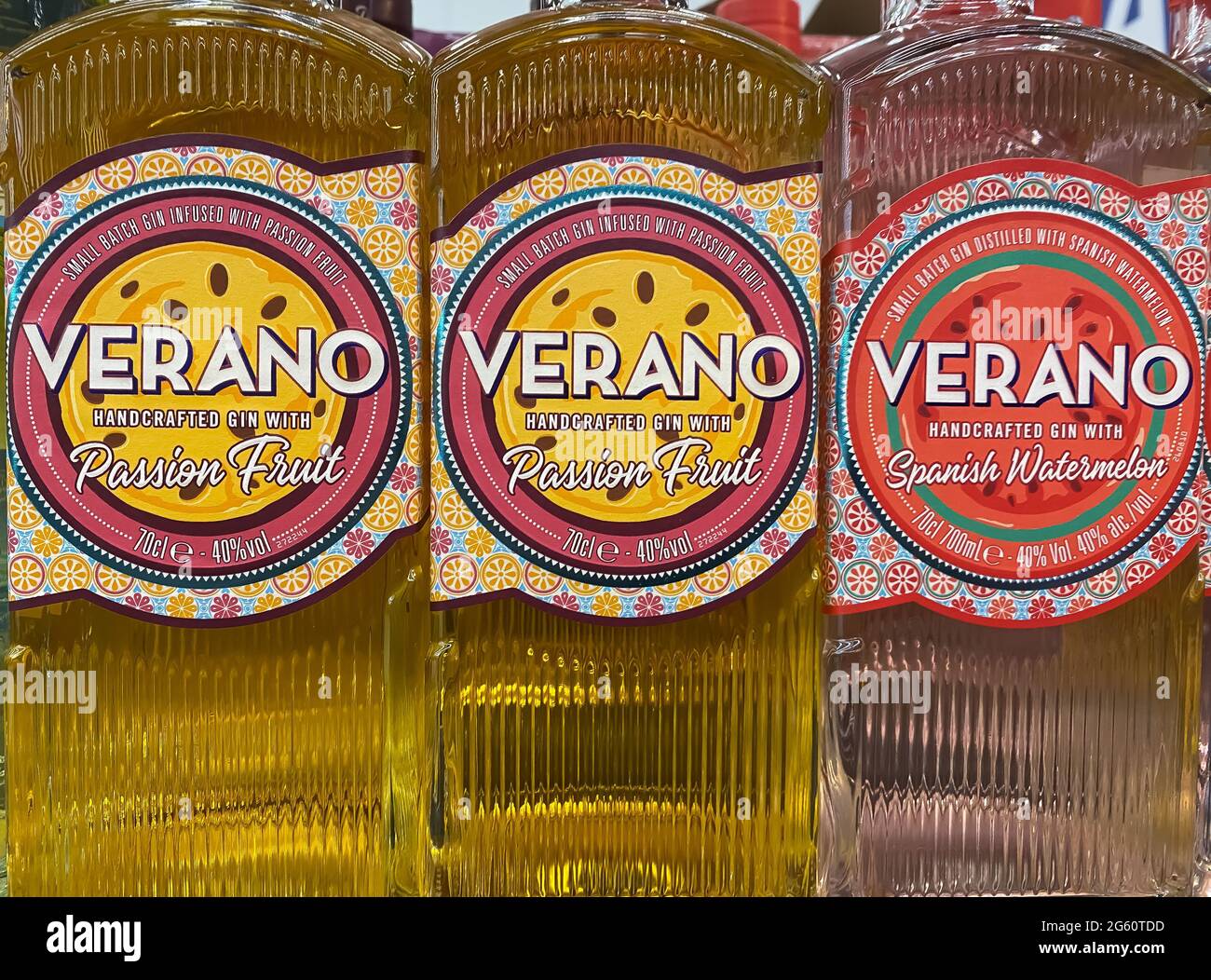 Viersen, Deutschland - Juni 9. 2021: Nahaufnahme der Flaschen spanischer Verano-Gin mit Fruchtgeschmack im Regal des deutschen Supermarkts Stockfoto