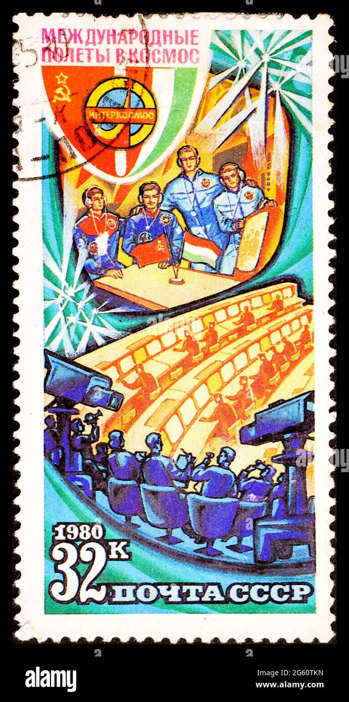 RUSSLAND, UdSSR - UM 1980: Eine Briefmarke aus der UdSSR mit Interkosmos International Space Flight Stockfoto