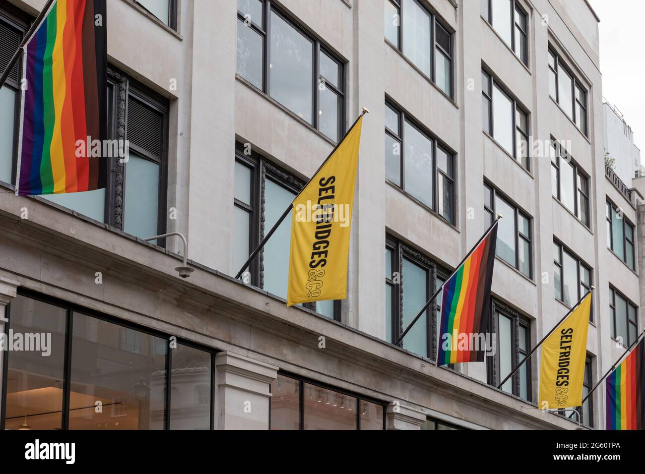 Regenbogenfahnen, die im Kaufhaus Selfridges im Oxford Circus, London, angebracht sind.der Juni ist in Großbritannien traditionell der Pride-Monat. Zur Feier der Pride-Bewegung werden Geschäfte und Unternehmen in ganz London mit regenbogenfarbenen Dekorationen und Schildern gesehen, um ihre Unterstützung für die LGBT-Gemeinschaft und ihre Rechte zu zeigen. Viele große Geschäfte hoben die Regenbogenflagge, während kleinere Geschäfte ihr Engagement für Vielfalt und Einbeziehung durch regenbogenfarbene Aufkleber und Schilder zum Ausdruck brachten. (Foto von Belinda Jiao/SOPA Images/Sipa USA) Stockfoto