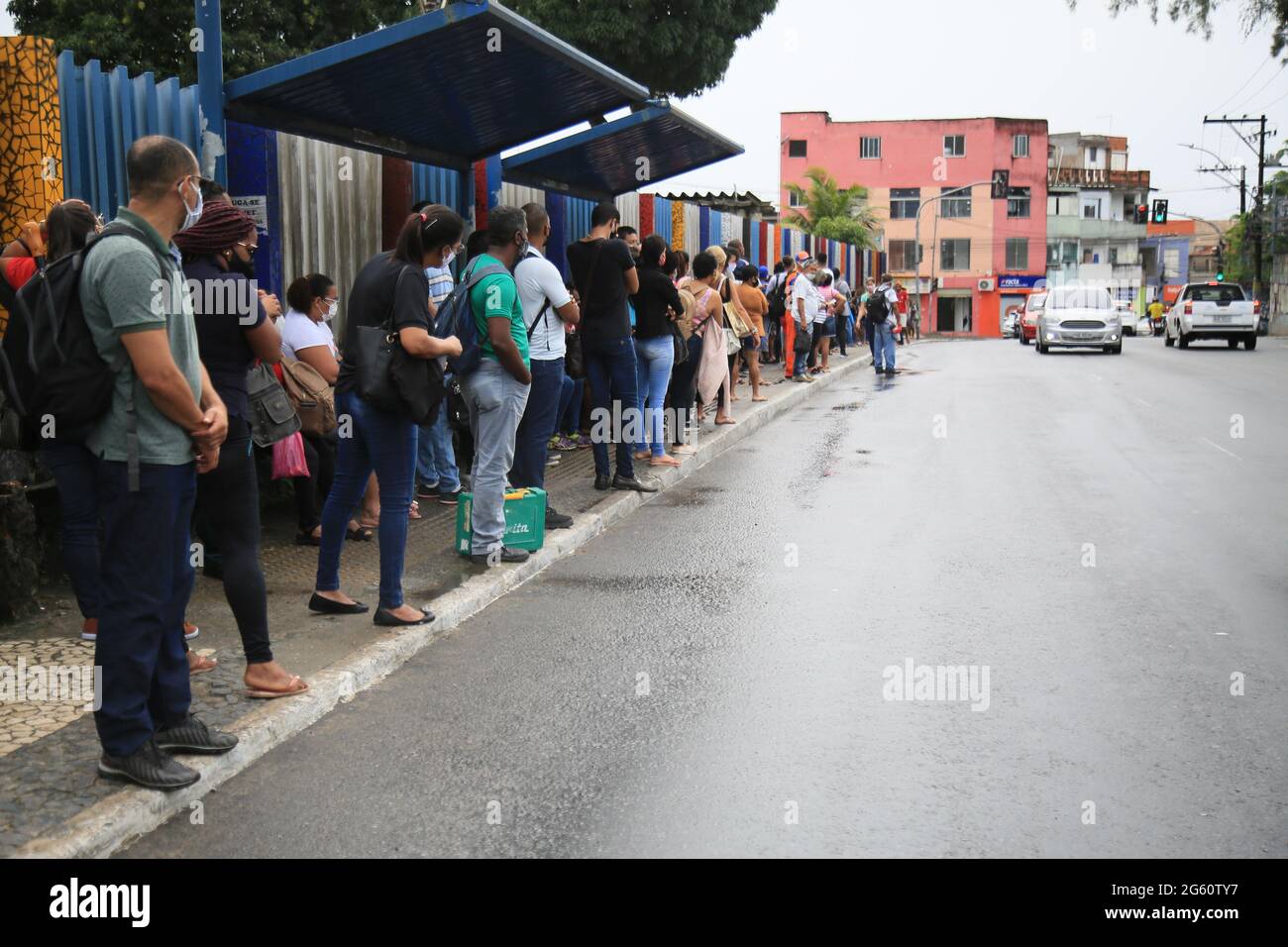 salvador, bahia, brasilien - 22 de junho de 2021: An einer Bushaltestelle im Stadtteil Cabula der Stadt warten die Fahrgäste auf die öffentlichen Verkehrsmittel Stockfoto