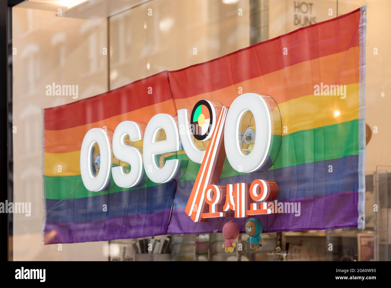 London, Großbritannien. Juli 2021. Oseyo-Logo mit Regenbogenflagge im Schaufenstergeschäft am Leicester Square in London.der Juni ist in Großbritannien traditionell der Pride-Monat. Zur Feier der Pride-Bewegung werden Geschäfte und Unternehmen in ganz London mit regenbogenfarbenen Dekorationen und Schildern gesehen, um ihre Unterstützung für die LGBT-Gemeinschaft und ihre Rechte zu zeigen. Viele große Geschäfte hoben die Regenbogenflagge, während kleinere Geschäfte ihr Engagement für Vielfalt und Einbeziehung durch regenbogenfarbene Aufkleber und Schilder zum Ausdruck brachten. Quelle: Belinda Jiao/SOPA Images/ZUMA Wire/Alamy Live News Stockfoto