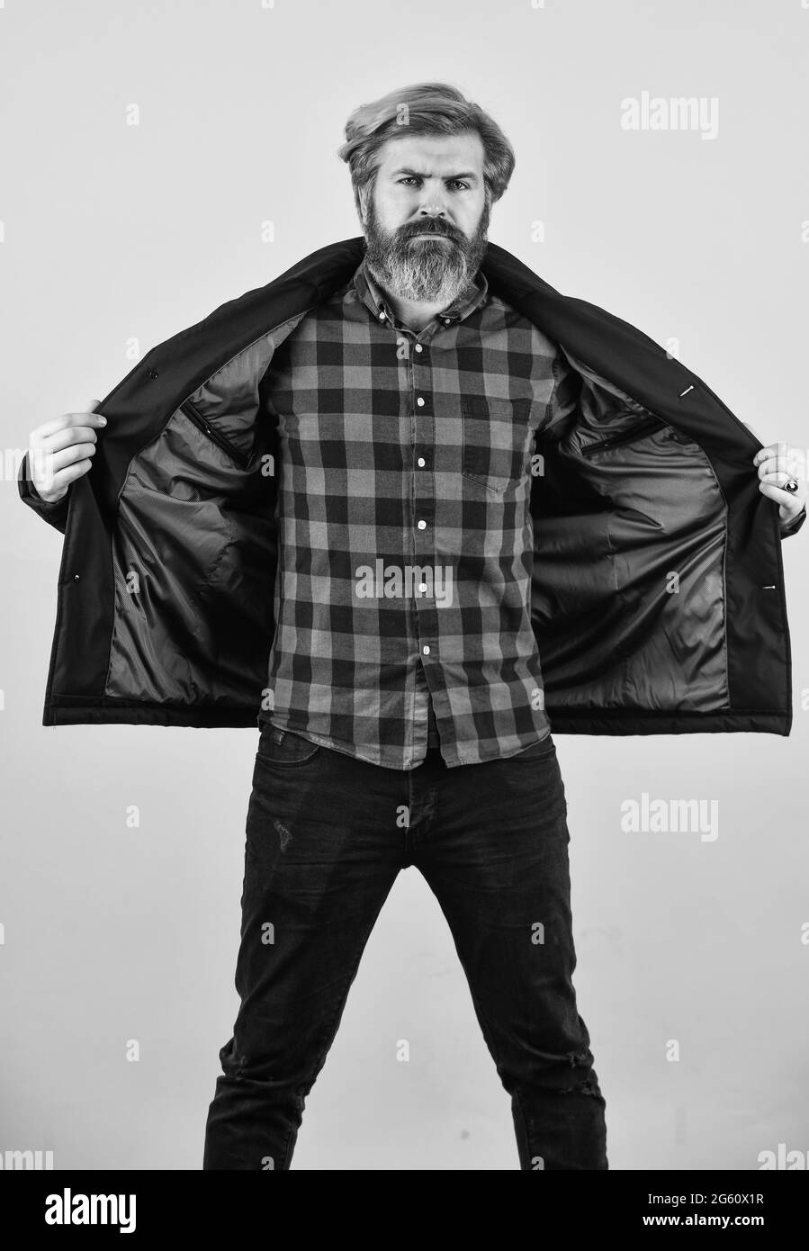 Reifer Hipster mit Bart. Fashion Foto. Porträt von reifen modischen männlichen. Modell in stilvoller Mantelkleidung. Stadt Lebensstil. Männliche Schönheit und Stockfoto