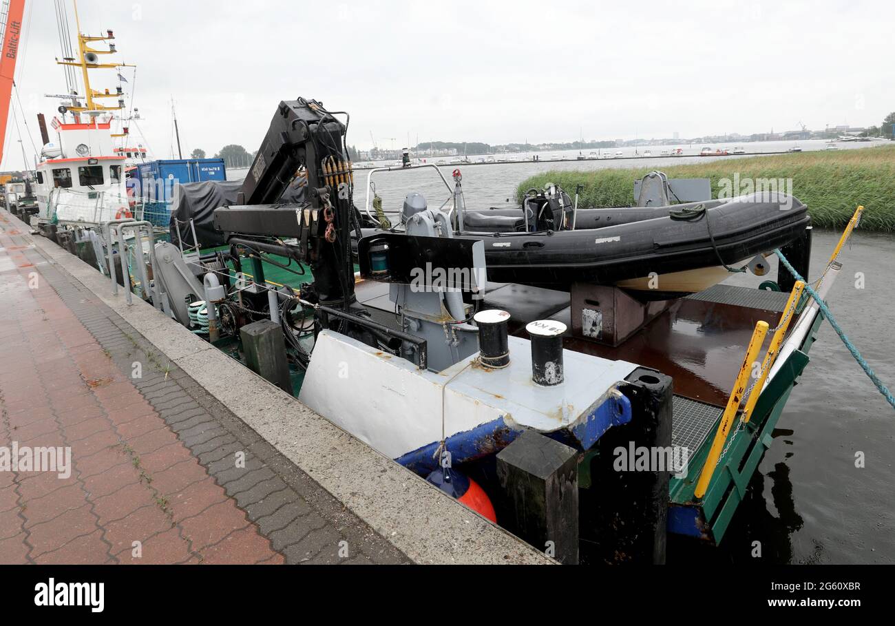 01. Juli 2021, Mecklenburg-Vorpommern, Rostock: Das Ölpest-Reaktionskreuzschiff 'Flunder' wird im Fischereihafen vertäut. Die Verträge über den Einsatz der Ölpest-Einsatzschiffe "Vilm" und "Flunder" zur Bekämpfung möglicher Ölverschmutzungen in der Ostsee wurden anschließend zwischen dem Umweltministerium Mecklenburg-Vorpommerns und Vertretern von Baltic Taucher (Rostock) und der Fairplay Towage Group (Hamburg) unterzeichnet. Das Havariekomando ist ebenfalls an dem Verfahren beteiligt. Im Falle eines komplexen Schadens auf See übernimmt das Havariekommando das operative Kommando und uns Stockfoto