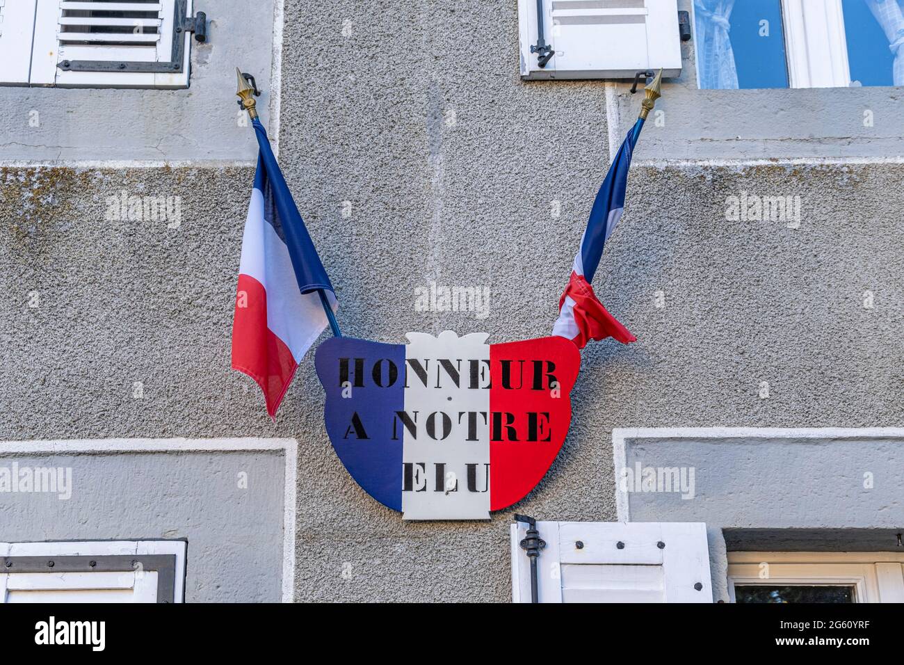Frankreich, Cantal, Montboudif, Geburtsort von Präsident Georges Centre, traditionelles Ornament an der Fassade des Hauses eines gewählten offiziellen, regionalen Naturparkvulkane der Auvergne (Parc naturel régional des Volcans d'Auvergne) Stockfoto