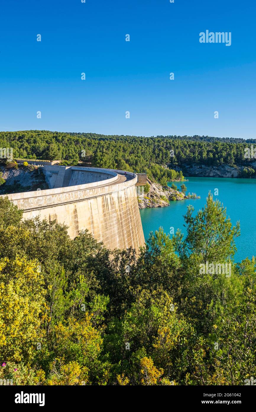 Frankreich, Bouches-du-Rhone, Sainte Victoire-Massiv mit der Bezeichnung Grand Site de France, Bimont-See und Staudamm am Fuße des Sainte-Victoire-Gebirges Stockfoto