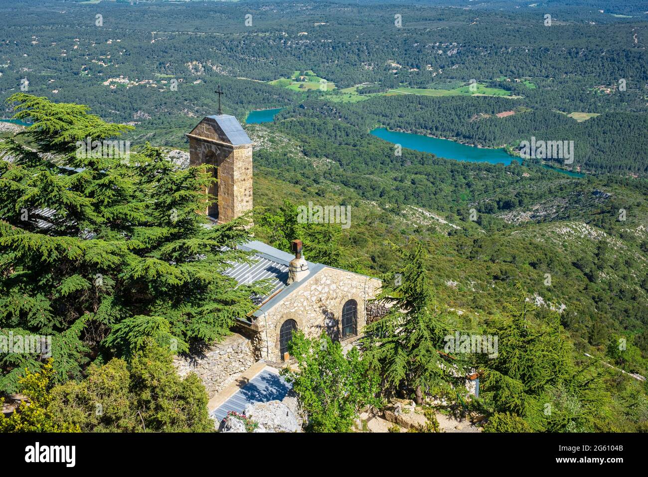 Frankreich, Bouches-du-Rhone, Sainte Victoire-Massiv mit der Bezeichnung Grand Site de France, Sainte-Victoire-Priorat an den Hängen des Sainte-Victoire-Gebirges und des Bimont-Sees darunter Stockfoto