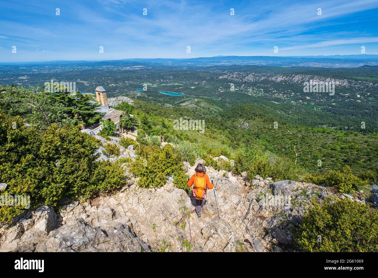 Frankreich, Bouches-du-Rhone, Sainte Victoire-Massiv mit der Bezeichnung Grand Site de France, Wanderung zum Sainte-Victoire-Berg (alt: 1011 m) entlang des Imoucha-Pfades, Sainte-Victoire-Priorat und Bimont-See darunter Stockfoto