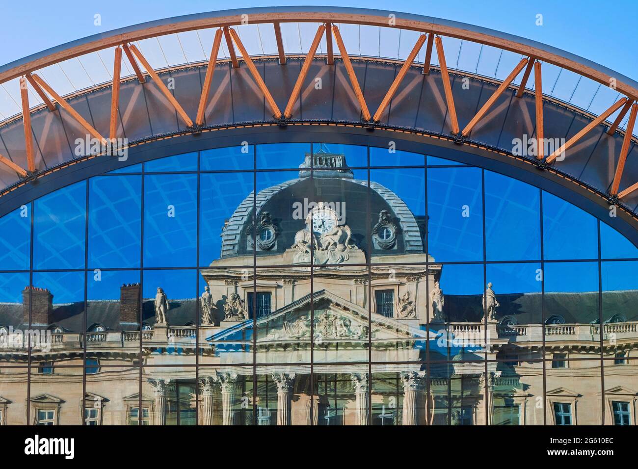 Frankreich, Paris, von der UNESCO als Weltkulturerbe eingestufte Gegend, der Giebel der Militärschule im ephemeren Grand Palais Stockfoto
