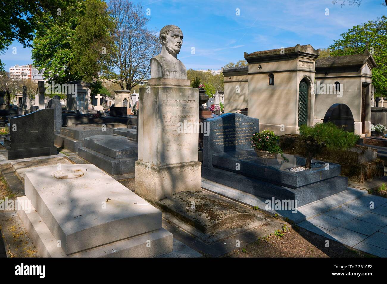 Frankreich, Paris, der Friedhof von Montparnasse, Büste von Joseph Ottavi, französischer Sprecher, Journalist und Literaturkritiker Stockfoto