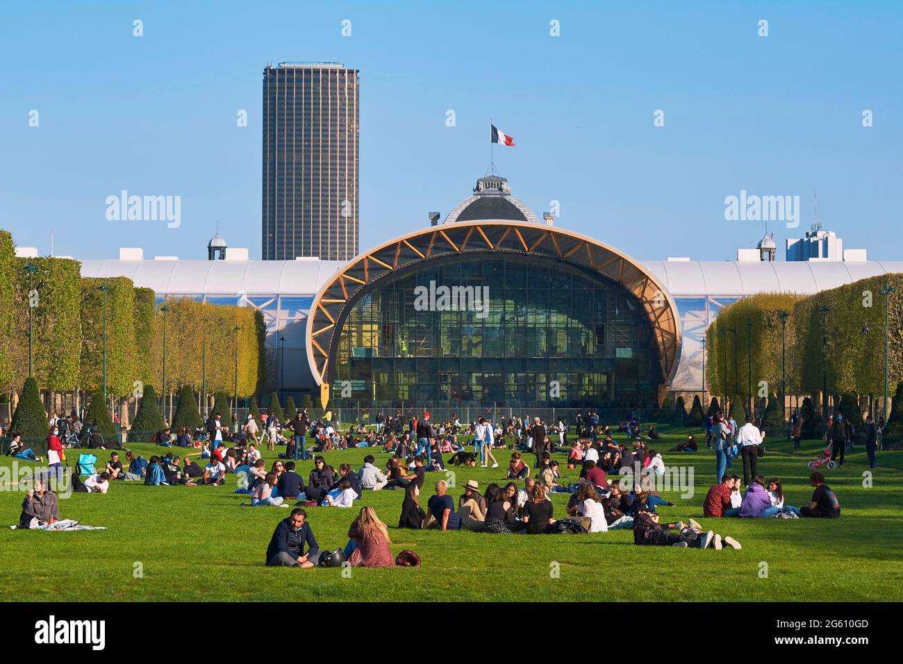 Frankreich, Paris, UNESCO-Weltkulturerbe, Champs de Mars, Grand Palais Ephemere, Militärschule und Montparnasse-Turm Stockfoto
