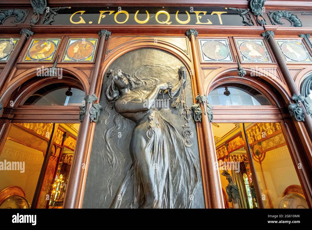 Frankreich, Paris, das Carnavalet-Museum, La bijouterie Fouquet war ein Geschäft in Paris, dessen Front und Interieur 1901 von Alfons Mucha im Jugendstil gefertigt wurden, 1923 zerlegt, der Schmuck wurde im Museum wieder zusammengesetzt Stockfoto