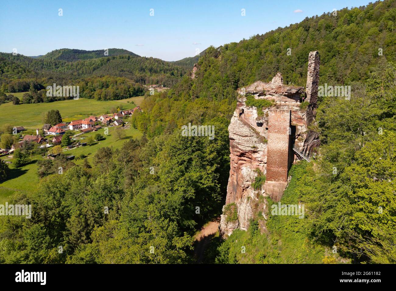 Frankreich, Bas Rhin, regionaler Naturpark der Nordvogesen, Obersteinbach, Nationalpark Steinbach, Burgruine Klein Arnsberg mit Blick auf das Dorf (Luftbild) Stockfoto