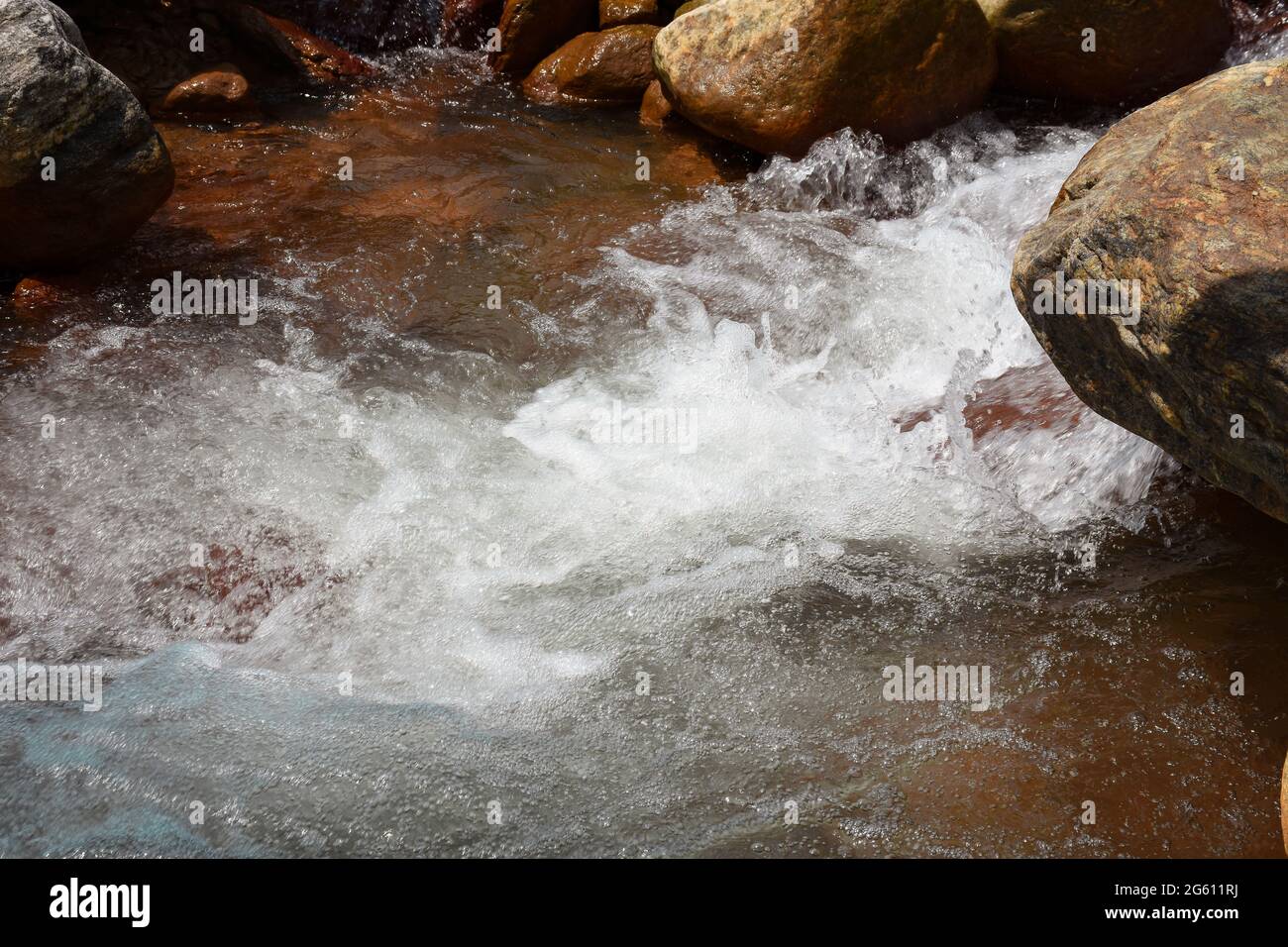 Himalayan Wild Mountain River und riesige Felsbrocken . Stockfoto