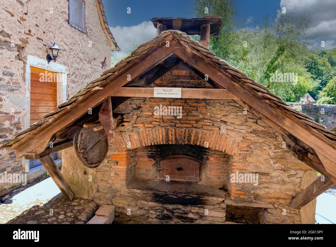 Frankreich, Aveyron, Dorf von Belcastel, ehemalige Etappe auf der Straße nach Saint-Jacques-de-Compostelle, Dorf als eines der schönsten Dörfer Frankreichs bezeichnet, im Herzen des Dorfes, Brotbackofen im Jahr 1953 von Herrn BANNE gebaut, funktioniert immer noch einmal im Monat ... Stockfoto