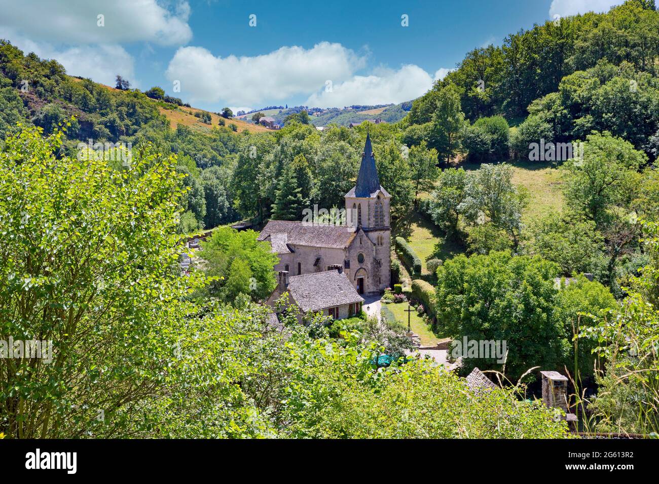 Frankreich, Aveyron, Dorf von Belcastel, ehemalige Etappe auf der Straße nach Saint-Jacques-de-Compostelle, Dorf als eines der schönsten Dörfer in Frankreich bezeichnet, EIN Blick von der Spitze des Dorfes mit am unteren Rand Sainte-Marie-Madeleine Kirche, 15. Jahrhundert Kirche Stockfoto